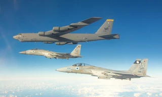Máy bay chiến đấu F-15 của Israel hộ tống một máy bay ném bom B-52 của Mỹ qua không phận Israel trên đường đến Vịnh Ba Tư ngày 14/2/2022. (IDF)