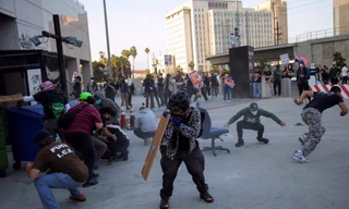 Cảnh sát trấn áp người biểu tình phản đối truy quét nhập cư ở Los Angeles ngày 6/6. (Ảnh: Reuters)