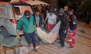 Thi thể một người thiệt mạng trong cuộc không kích của Israel được đưa vào bệnh viện trong sáng 18/3. (Ảnh: AP)