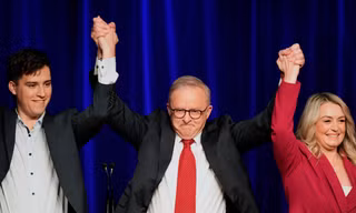 Thủ tướng Úc Anthony Albanese (giữa) ăn mừng chiến thắng bầu cử. (Ảnh: AP)