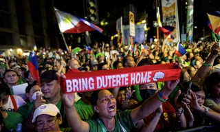 Đông đảo người biểu tình tập trung tại sự kiện chào mừng sinh nhật cựu Tổng thống Rodrigo Duterte ở Davao ngày 28/3. (Ảnh: Reuters)