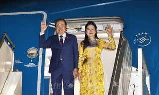 Chủ tịch Quốc hội Trần Thanh Mẫn và Phu nhân đến sân bay Zvartnots của Armenia. (Ảnh: TTXVN)