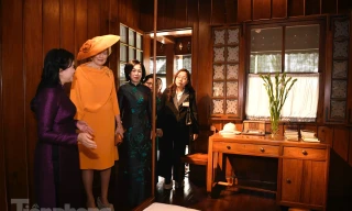 Phu nhân Chủ tịch nước tặng Hoàng hậu Bỉ bức tranh Nhà sàn Bác Hồ