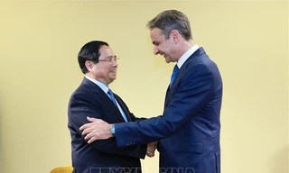 Thủ tướng Phạm Minh Chính và Thủ tướng Hy Lạp Kyriakos Mitsotakis trong cuộc gặp tại Nice, Pháp. Ảnh: TTXVN