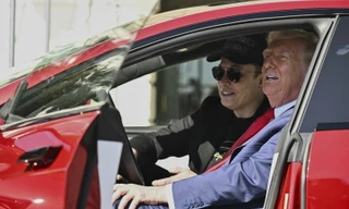 Tổng thống Trump và tỷ phú Elon Musk cùng ngồi trên chiếc xe Tesla ngày 11/3. (Ảnh: AP)