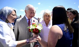 Vua Charles và Hoàng hậu Camilla được chào đón khi đến sân bay Ottawa ngày 26/5. (Ảnh: Reuters)