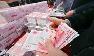 Trung Quốc có thể phải phá giá nhân dân tệ để đối phó với biện pháp tăng thuế của chính quyền Trump. (Ảnh: WSJ)