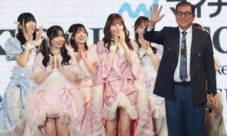 Thủ tướng Nhật Bản Shigeru Ishiba xuất hiện trong chương trình thời trang ngày 1/3. (Ảnh: AP)