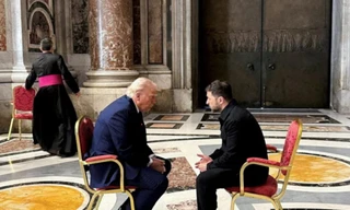 Tổng thống Mỹ Donald Trump trong cuộc gặp ngắn với Tổng thống Ukraine Volodymir Zelensky tại Vatican ngày 26/4. (Ảnh: Reuters)