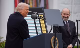 Tổng thống Mỹ Donald Trump công bố mức thuế đối ứng ngày 2/4. (Ảnh: AP)
