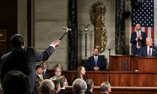 Nghị sĩ giơ gậy và hét vào mặt ông Trump sắp nhận hình phạt