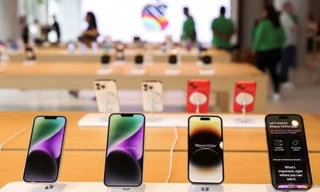 Các mẫu iPhone trong một cửa hàng bán lẻ ở Mumbai, Ấn Độ, ngày 17/4. (Ảnh: Reuters)