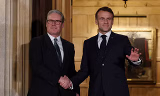 Thủ tướng Anh Keir Starmer (trái) và Tổng thống Pháp Emmanuel Macron. (Ảnh: AP)