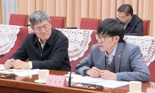 Ông Lương Văn Phong (Liang Wenfeng) (phải) là người sáng lập công ty tạo ra ứng dụng DeepSeek R1 đang gây chấn động giới công nghệ và đầu tư. (Ảnh: CCTV)