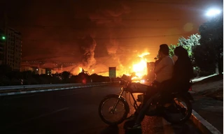 Một đám cháy ở Tehran sau cuộc tấn công của Israel. (Ảnh: WANA)