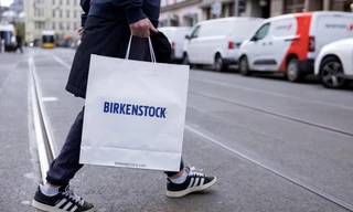 Một người xách túi của thương hiệu Birkenstock ở Berlin, Đức. (Ảnh: Reuters)
