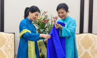 Phu nhân Tổng Bí thư Tô Lâm tặng phu nhân Thủ tướng Singapore áo dài