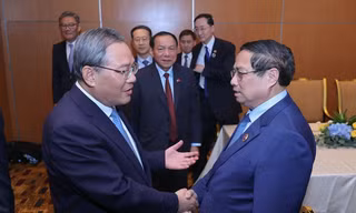 Thủ tướng Phạm Minh Chính trong cuộc gặp Thủ tướng Trung Quốc Lý Cường. Ảnh: VGP