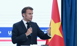 Tổng thống Pháp Emmanuel Macron giao lưu với các sinh viên Hà Nội