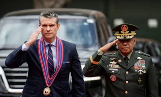 Bộ trưởng Quốc phòng Mỹ Pete Hegseth và Tham mưu trưởng Lục quân Philippines Romeo Brawner Jr duyệt đội danh dự ở Trại Aguinaldo, Philippines, ngày 28/3. (Ảnh: Reuters)