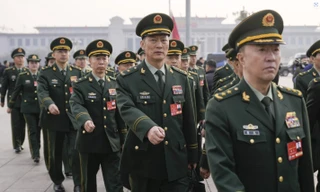 Các sĩ quan Trung Quốc dự kỳ họp của quốc hội ở Bắc Kinh ngày 5/3. (Ảnh: AP)
