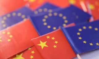 Quốc kỳ của Trung Quốc và lá cờ chung của EU. (Ảnh: Reuters)