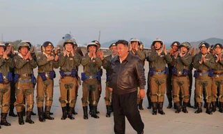 Chủ tịch Triều Tiên Kim Jong Un thăm phi trường. Bức ảnh được KCNA đăng ngày 16/5.