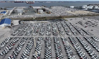 Hàng loạt ô tô đậu ở cảng Baltimore, bang Maryland, Mỹ. (Ảnh: Reuters) 