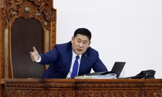 Thủ tướng Mông Cổ Luvsannamsrain Oyun-Erdene phát biểu trước Quốc hội trước khi diễn ra cuộc bỏ phiếu bất tín nhiệm ngày 2/6. (Ảnh: Reuters)