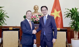 Thứ trưởng Ngoại giao Đỗ Hùng Việt tiếp ông Sean Kotaro O’Neill. Ảnh: Mofa