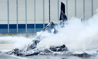 Cả trực thăng và máy bay không người lái Hàn Quốc đều bị thiêu rụi sau va chạm. (Ảnh: Korea Herald)