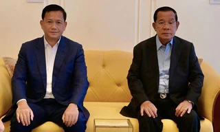 Chủ tịch Thượng viện Campuchia Hun Sen và Thủ tướng Campuchia Hun Manet. (Ảnh: Khmer Times)