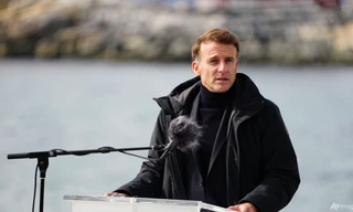 Tổng thống Pháp Emmanuel Macron phát biểu tại cuộc họp báo ở Nuuk, Greenland, ngày 15/6. (Ảnh: AP)