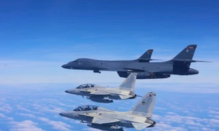 Hai máy bay chiến đấu FA-50 của Không quân Philippines bay cùng 2 máy bay ném bom B-1 của Không quân Mỹ trong cuộc tuần tra và huấn luyện chung trên Biển Đông Ngày 4/2. (Ảnh: Không quân Philippines)