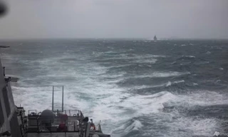 Tàu khu trục tên lửa Arleigh Burke trong chuyến đi cùng tàu hải quân Canada qua eo biển Đài Loan tháng 10/2024. (Ảnh: AP)