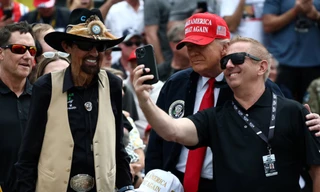 Tổng thống Mỹ Donald Trump trong một dịp chụp ảnh selfie với những người ủng hộ ông. (Ảnh: Reuters)