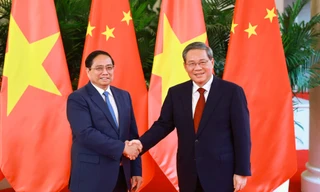 Thủ tướng Phạm Minh Chính chụp ảnh với Thủ tướng Trung Quốc Lý Cường trước cuộc hội đàm ngày 24/6. Ảnh: VGP