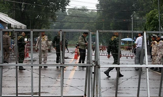 Lính Thái Lan làm nhiệm vụ ở trạm kiểm soát biên giới O'smack. (Ảnh: Khmer Times)