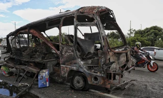 Xác một chiếc xe buýt sau khi nổ tung gần đồn cảnh sát Cauca, Colombia, ngày 10/6. (Ảnh: AP)