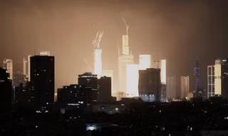 Hình ảnh bầu trời Israel khi Iran triển khai chiến dịch tấn công đáp trả. (Ảnh: AP)
