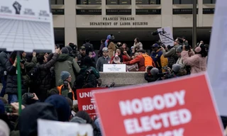 Biểu tình phản đối các chương trình của Tổng thống Trump và tỷ phú Elon Musk ở Washington ngày 5/2. (Ảnh: Reuters)