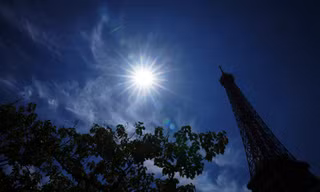 Hình ảnh mặt trời nhìn từ chân Tháp Eiffel ngày 30/6. (Ảnh: AP)