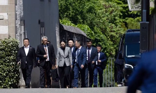 Các thành viên đoàn đàm phán Trung Quốc rời khỏi khu dinh thự ở Thuỵ Sĩ sau cuộc họp với phái đoàn Mỹ ngày 10/5. (Ảnh: Reuters)