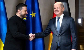 Tổng thống Ukraine Volodymir Zelensky và Thủ tướng Đức Olaf Scholz gặp nhau tại Hội nghị an ninh Munich ngày 15/2. (Ảnh: AP)