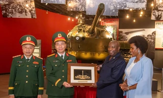 Tổng thống Burundi và Phu nhân thăm Bảo tàng Lịch sử Quân sự Việt Nam
