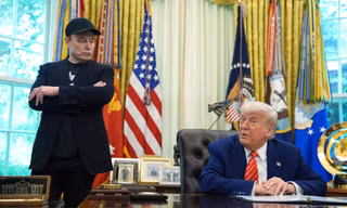 Tỷ phú Elon Musk đứng cạnh Tổng thống Trump trong Nhà Trắng khi còn là cố vấn của chính phủ Mỹ. (Ảnh: AP)