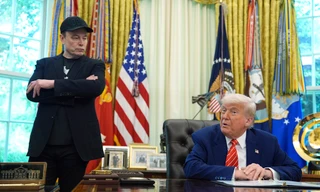 Tỷ phú Elon Musk đứng cạnh Tổng thống Trump trong Nhà Trắng khi còn là cố vấn của chính phủ Mỹ. (Ảnh: AP)