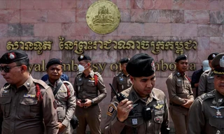 Cảnh sát đứng canh ở khu vực diễn ra cuộc biểu tình trước Đại sứ quán Campuchia ở Bangkok, Thái Lan ngày 28/5. (Ảnh: Reuters)