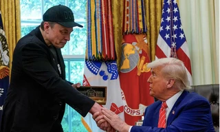 Tổng thống Trump tặng chìa khoá vàng cho tỷ phú Elon Musk tại Nhà Trắng ngày 30/5. (Ảnh: Reuters)