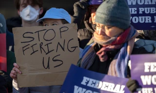 Người biểu tình tập trung ủng hộ các nhân viên liên bang bên ngoài Bộ Y tế và Dịch vụ dân sinh tại Washington ngày 14/2. (Ảnh: AP)